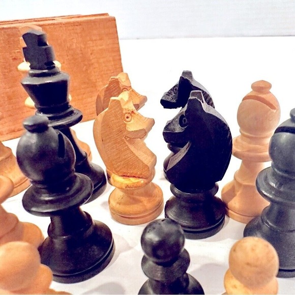 Vintage Wood Hand Carved 32 Piece Chess Set Wood Box Antique Toy Game Primitive - Picture 5 of 10